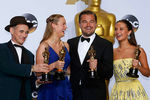Марк Райлэнс, Бри Ларсон, Леонардо ДиКаприо и Алисия Викандер со своими статуэтками после 88-й церемонии награждения лауреатов «Оскара»