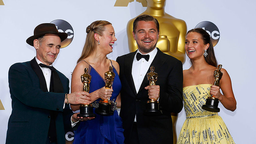 Марк Райлэнс, Бри Ларсон, Леонардо ДиКаприо и Алисия Викандер со своими статуэтками после 88-й церемонии награждения лауреатов «Оскара»
