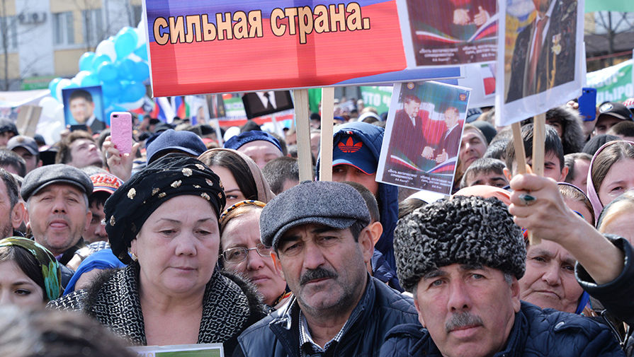 Местные жители во время празднования Дня конституции Чеченской Республики перед&nbsp;Центральной мечетью в&nbsp;Грозном