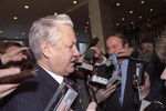 Председатель Верховного Совета РСФСР Борис Ельцин отвечает на вопросы журналистов в перерыве между заседаниями III внеочередного cъезда народных депутатов. Справа — начальник отдела безопасности Александр Коржаков, 29 марта 1991 года