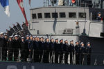 Экипаж корабля Балтийского флота во время репетиции военно-морского парада, приуроченного к 310-летию со дня основания Балтийского флота России, в Средней гавани Кронштадтского порта