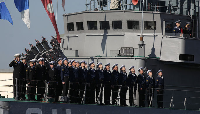 Экипаж корабля Балтийского флота во время репетиции военно-морского парада, приуроченного к...