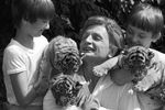 Вальтер Запашный и его сыновья Эдгард и Аскольд с маленькими тигрятами, 1986 год