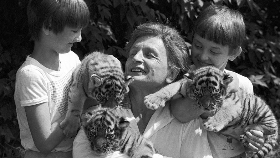 Вальтер Запашный и его сыновья Эдгард и Аскольд с&nbsp;маленькими тигрятами, 1986&nbsp;год