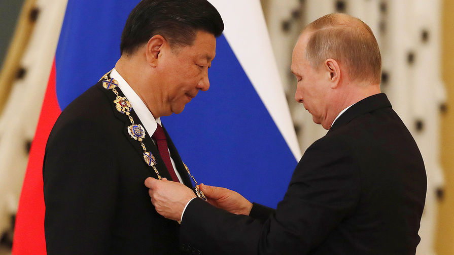 Председатель КНР Си Цзиньпин и президент России Владимир Путин во время церемонии вручения ордена Святого апостола Андрея Первозванного во время встречи в Кремле, 4 июля 2017 года