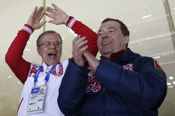 Премьер-министр России Дмитрий Медведев (справа) и легендарный хоккеист Вячеслав Фетисов