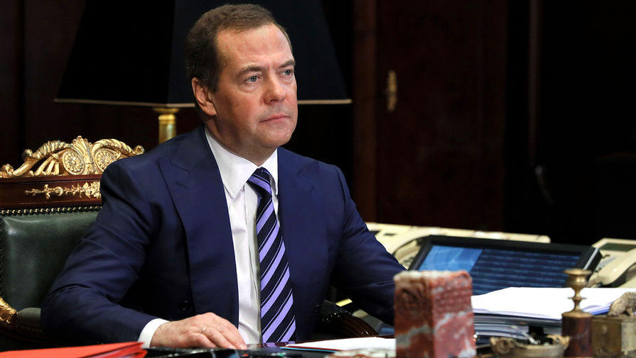 Медведев назвал "ритуальными танцами" возможные санкции против "Северного потока - 2"