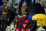 Президент Украины Владимир Зеленский на прощании с первым президентом Украины Леонидом Кравчуком в Киеве, 17 мая 2022 года