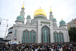 Верующие на празднике Курбан-байрам у Московской соборной мечети, 6 июня 2025 года