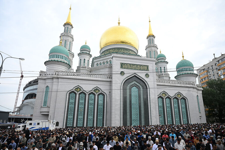 Верующие на&nbsp;празднике Курбан-байрам у&nbsp;Московской соборной мечети, 6&nbsp;июня 2025&nbsp;года