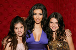 Слева направо: Кайли Дженнер, Ким Кардашьян и Кендалл Дженнер, 2007 год 