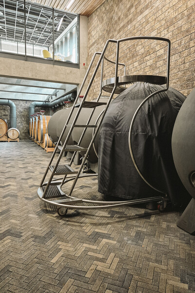 Лестница, спроектированная Сикорским, для&nbsp;удобной работы с&nbsp;бетонными сферами