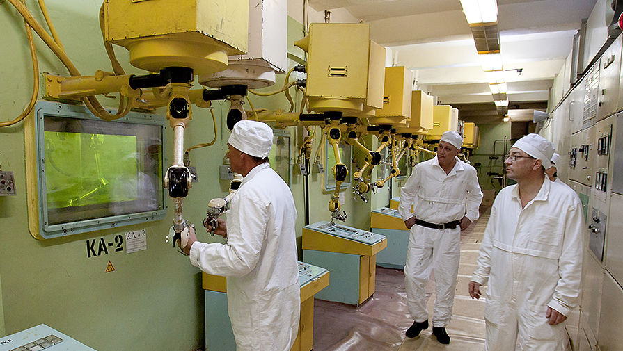 Операторы, управляющие манипуляторами в отделе по работе с плутонием на ПО «Маяк», 2011 год