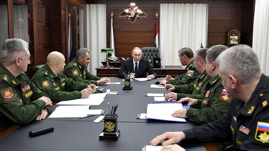 Верховный главнокомандующий Вооруженными силами России Владимир Путин с министром обороны Сергеем Шойгу и командующими войсками военных округов на совещании в Министерстве обороны, 22 декабря 2016 года