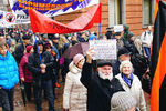 Участники митинга «Марш рассерженных родителей» в знак протеста против принятых законов о переходе образования в средней школе на латышский язык, Рига, 4 апреля 2018 года 