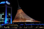 Торгово-развлекательный центр «Хан Шатыр» (справа) в Нур-Султане (ранее Акмолинск, Целиноград, Акмола, Астана?)
