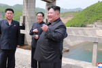 Лидер КНДР Ким Чен Ын после запуска ракет малой дальности, май 2019 года