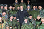 И.о. президента России Владимир Путин с российскими военными в Чечне, 31 декабря 1999 года