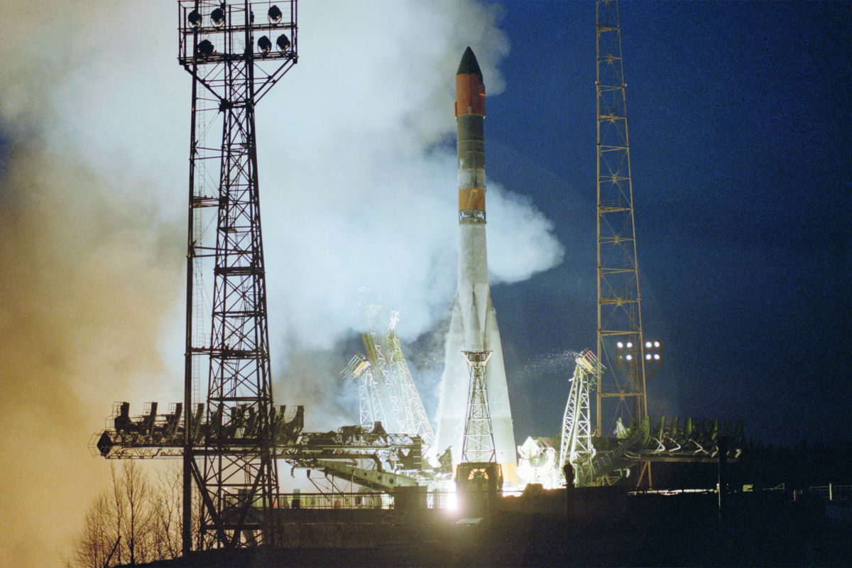 Старт ракеты-носителя «Союз» со спутником «Фотон» на космодроме «Плесецк», 1990 год