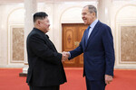 Министр иностранных дел РФ Сергей Лавров во время встречи с лидером КНДР Ким Чен Ыном в Пхеньяне, 19 октября 2023 года