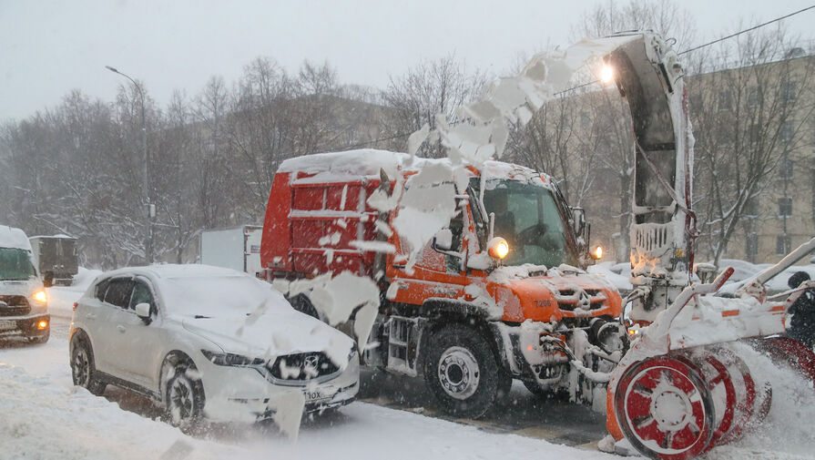 Колонна снегоуборщиков застряла в снегу в Подмосковье и попала на видео