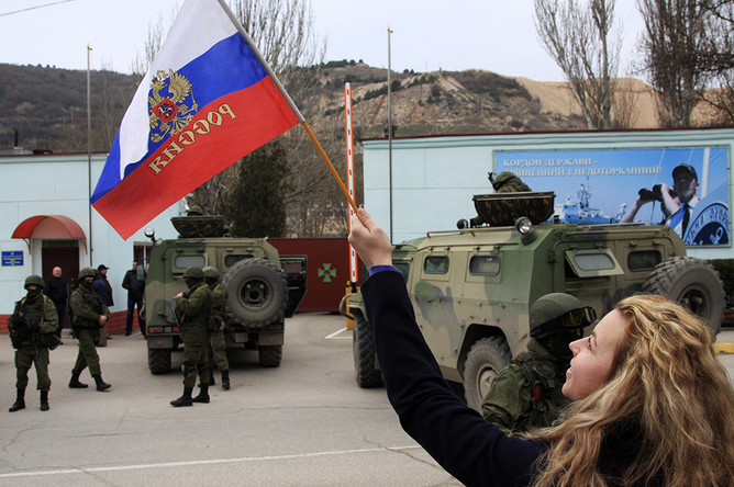 Российские военнослужащие около пограничного поста в Балаклаве