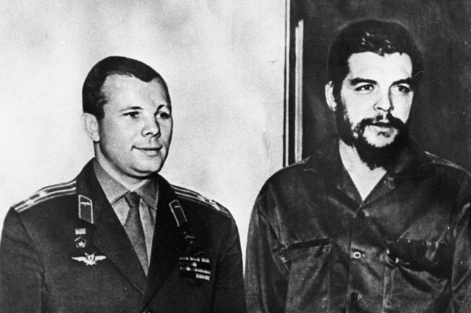 Летчик-космонавт СССР Юрий Гагарин и кубинский государственный деятель Эрнесто «Че» Гевара. Ноябрь 1964 года