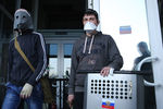 Участники протестных акций у захваченного здания Донецкой областной администрации