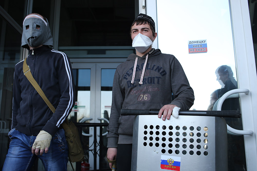 Участники протестных акций у захваченного здания Донецкой областной администрации