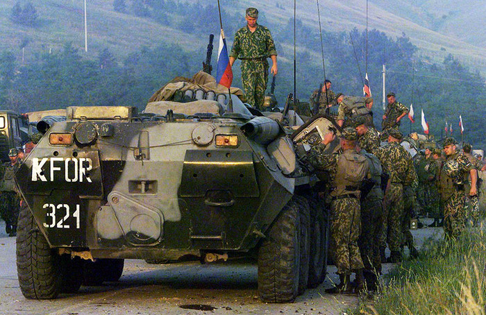 Российские десантники в&nbsp;окрестностях аэропорта Слатина. 12&nbsp;июня 1999&nbsp;года