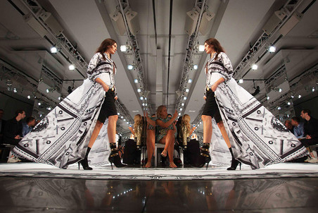 Versace извинился за футболки с неправильной картой Китая