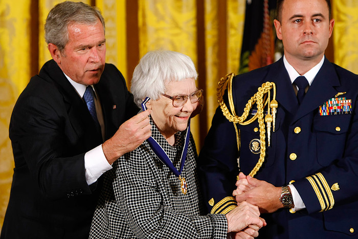 Харпер Ли получает из рук президента США Джорджа Буша медаль Свободы (2007)