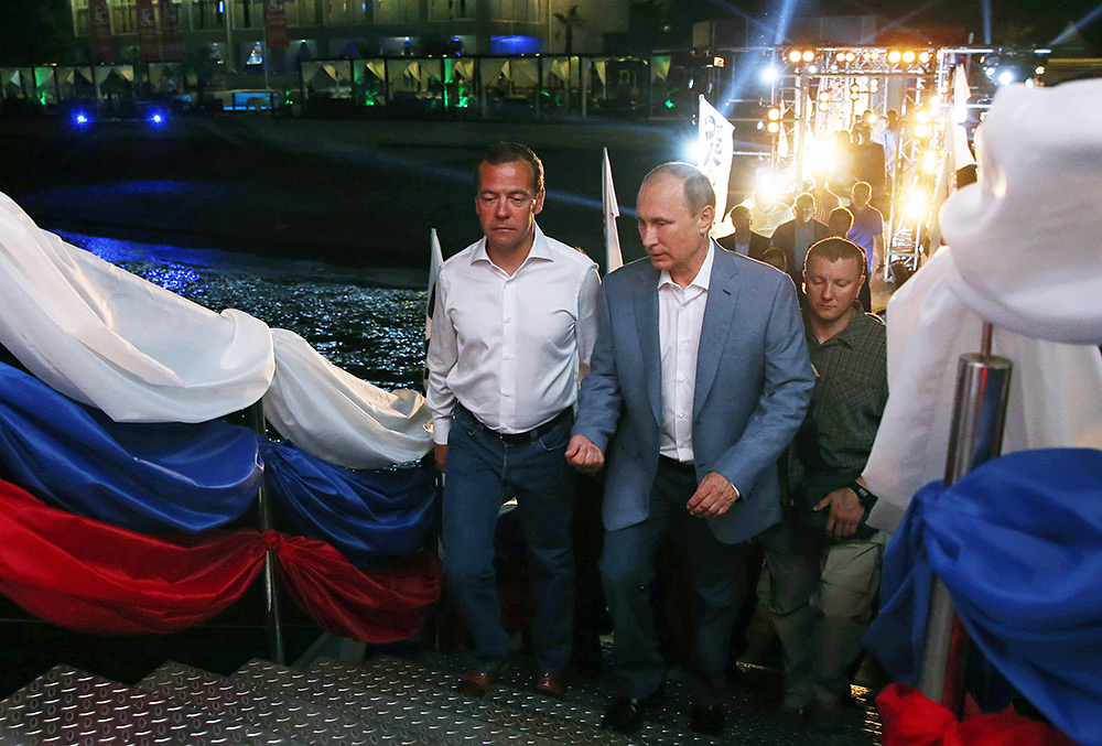 Президент России Владимир Путин и премьер-министр Дмитрий Медведев на VI международном турнире по профессиональному боевому самбо «Плотформа S-70» в Сочи