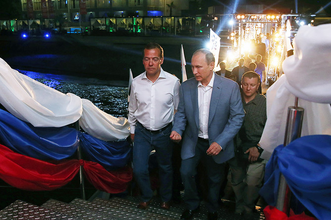 Президент России Владимир Путин и премьер-министр Дмитрий Медведев на VI международном турнире по профессиональному боевому самбо «Плотформа S-70» в Сочи