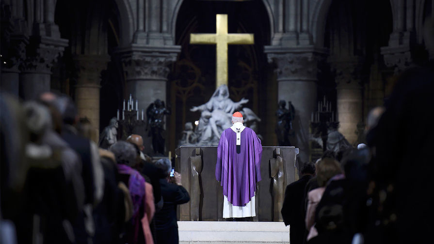 Парижский кардинал Андре Вен-Труа служит мессу в&nbsp;соборе Парижской Богоматери