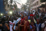 Жители Бамако приветствуют малийских солдат на выходе из отеля Radisson