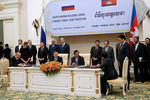 Премьер-министр РФ Дмитрий Медведев и премьер-министр Камбоджи Хун Сен (в центре слева направо) во время подписания совместных документов по итогам российско-камбоджийских переговоров