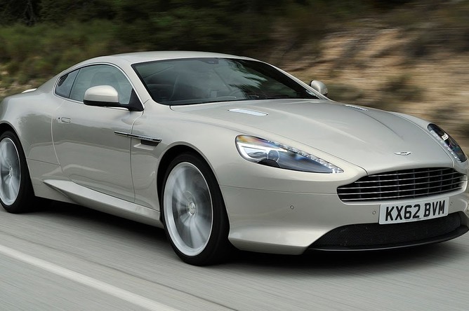 Aston Martin DB9. Именно на таком автомобиле 2 января 2016 года попал в ДТП 15-летний голкипер «Зенита-84» Константин Павлов