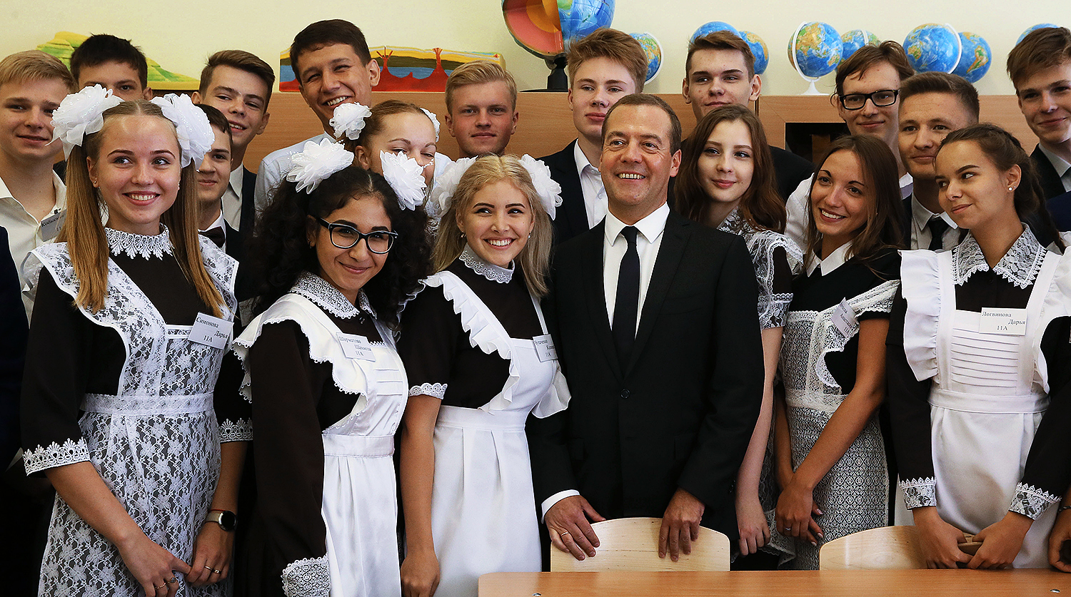 Председатель правительства Дмитрий Медведев во время посещения школы № 34 в подмосковном Подольске в День знаний