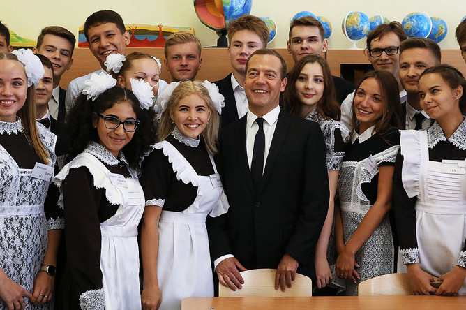 Председатель правительства Дмитрий Медведев во время посещения школы № 34 в подмосковном Подольске в День знаний
