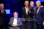 Бывшие президенты США Джимми Картер, Джордж Буш-старший, Барак Обама, Джордж Буш-младший и Билл Клинтон во время благотворительного концерта в Техасском университете A&M, 21 октября 2017 года