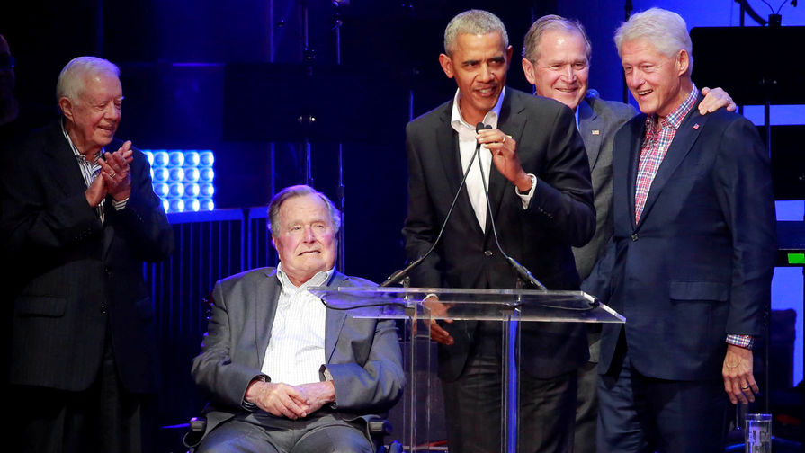 Бывшие президенты США Джимми Картер, Джордж Буш-старший, Барак Обама, Джордж Буш-младший и Билл Клинтон во время благотворительного концерта в&nbsp;Техасском университете A&M, 21&nbsp;октября 2017&nbsp;года