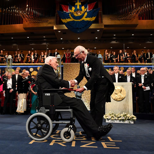 Американский ученый Джон Гуденоф, лауреат Нобелевской премии по физиологии и медицине, и король Швеции Карл XVI Густав во время церемонии вручения премии в Стокгольме, 10 декабря 2019 года