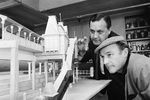 Художник Джон ДеКьюр и режиссер Джин Келли около модели декораций для фильма «Хелло, Долли!» в мастерской 20th Century Fox в Голливуде, 1967 год 