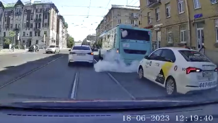 Рейсовый автобус загорелся на городской улице, сработала система тушения