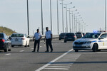 Сотрудники ДПС у очереди из автомобилей в сторону Крымского моста