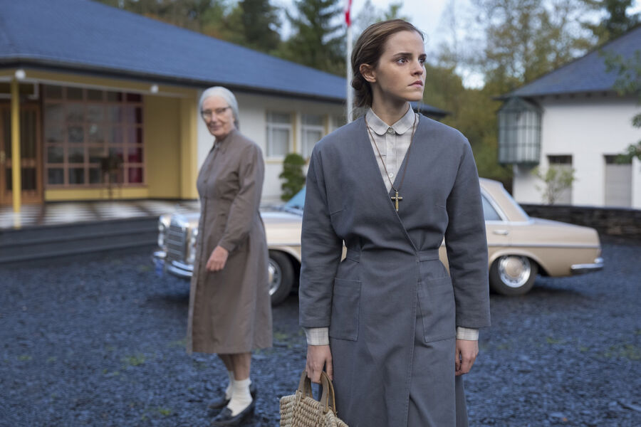 <b>&laquo;Колония Дигнидад&raquo; (2015)</b>
<br><br>
Действия исторического триллера разворачиваются во время военного переворота в&nbsp;Чили в&nbsp;1973 году, где на&nbsp;тот момент уже много лет существовала жуткая колония Дингидад &mdash; политическая тюрьма, в&nbsp;локациях которой пытали и убивали людей, неугодных режиму Пиночета. Как признавалась сама Уотсон, одна из&nbsp;главных феминисток Голливуда, решающим в&nbsp;ее согласии на&nbsp;участие в&nbsp;проекте стал тот факт, что в&nbsp;ленте Флориана Галленбергера именно женщина спасала мужчину, а не наоборот, как это куда чаще бывает в&nbsp;кино.
