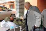 Юморист Евгений Петросян посещает раненых участников СВО в военном госпитале им. Бурденко в Москве, 29 апреля 2022 года
