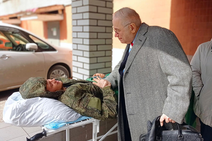 Юморист Евгений Петросян посещает раненых участников СВО в&nbsp;военном госпитале им. Бурденко в&nbsp;Москве, 29&nbsp;апреля 2022&nbsp;года