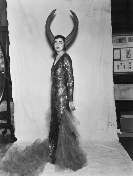 Девукша в костюме на вечеринке в честь Хэллоуина, 1930-е годы